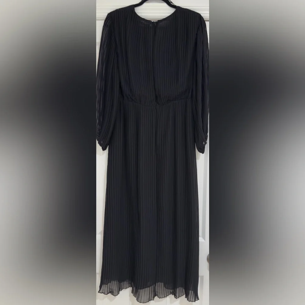 PLEATED BLACK MIDI DRESS - Picture 3 of 3